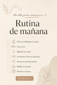 Femme souriante dans sa cuisine, pratiquant un rituel matinal, entourée d'éléments de bien-être.