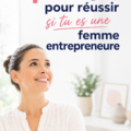 Une femme souriante prenant des notes lors d'une conférence sur l'entrepreneuriat féminin.