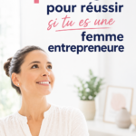 Une femme souriante prenant des notes lors d'une conférence sur l'entrepreneuriat féminin.