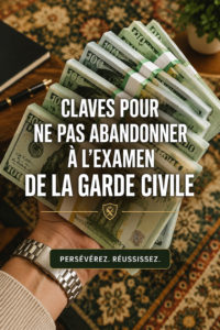 Une femme souriante tenant un carnet de budget avec des notes financières.