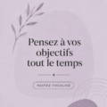 Femme visualisant ses objectifs financiers autour d'une table
