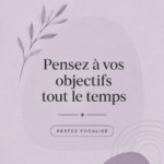 Femme visualisant ses objectifs financiers autour d'une table
