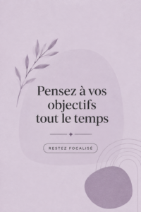 Femme visualisant ses objectifs financiers autour d'une table