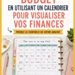 Femme tenant un calendrier avec des notes de budget