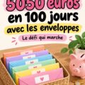 Femme souriante tenant des enveloppes colorées en lien avec un défi d'épargne