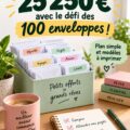 Femme souriante tenant des enveloppes pour le défi d'épargne
