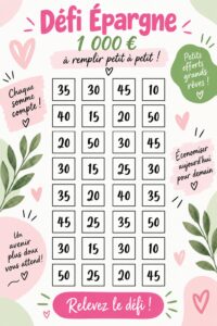 Femme souriante montrant son plan d'épargne avec des éléments d'Etsy en arrière-plan.