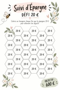 Femme souriante qui montre un tableau rempli de ses économies sur 20€ par semaine