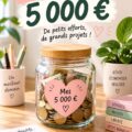Femme souriante montrant un tableau de défis d'épargne