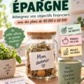 Femme souriante consultant ses économies lors d'un défi d'épargne.