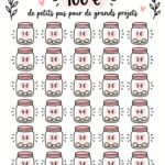 Femme souriante tenant un carnet de suivi des défis d'épargne, illustrant des habitudes financières positives.