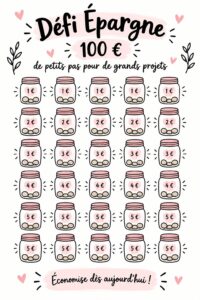 Femme souriante tenant un carnet de suivi des défis d'épargne, illustrant des habitudes financières positives.