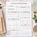 Femme utilisant un cahier de finances pour gérer son budget personnel.