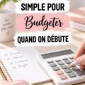 Femme souriante regardant un tableau de budget à la maison.
