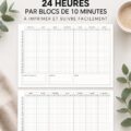Femme souriante utilisant un planificateur pour organiser sa semaine