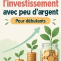 Femme souriante tenant une tirelire, illustrant l'idée d'investir avec peu d'argent.