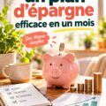 Une femme souriante tenant un carnet de budget en train de planifier ses finances personnelles