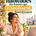 Femme souriante prenant des notes sur des habitudes financières