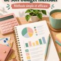 Femme souriante regardant un tableau de budget mensuel organisé.