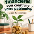 Femme examinant ses finances avec un ordinateur et un carnet, représentant les stratégies financières pour construire un patrimoine.